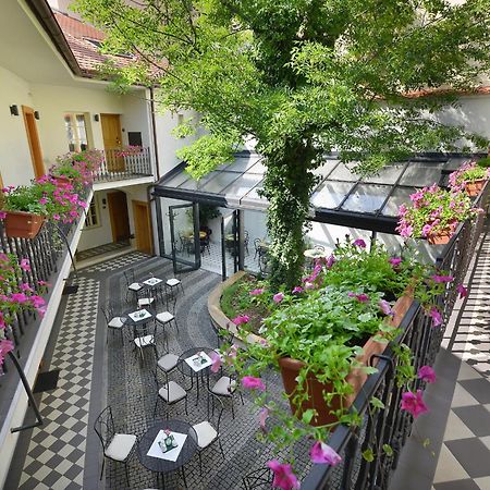 Hotel U Bílé Lilie Praga Exterior foto