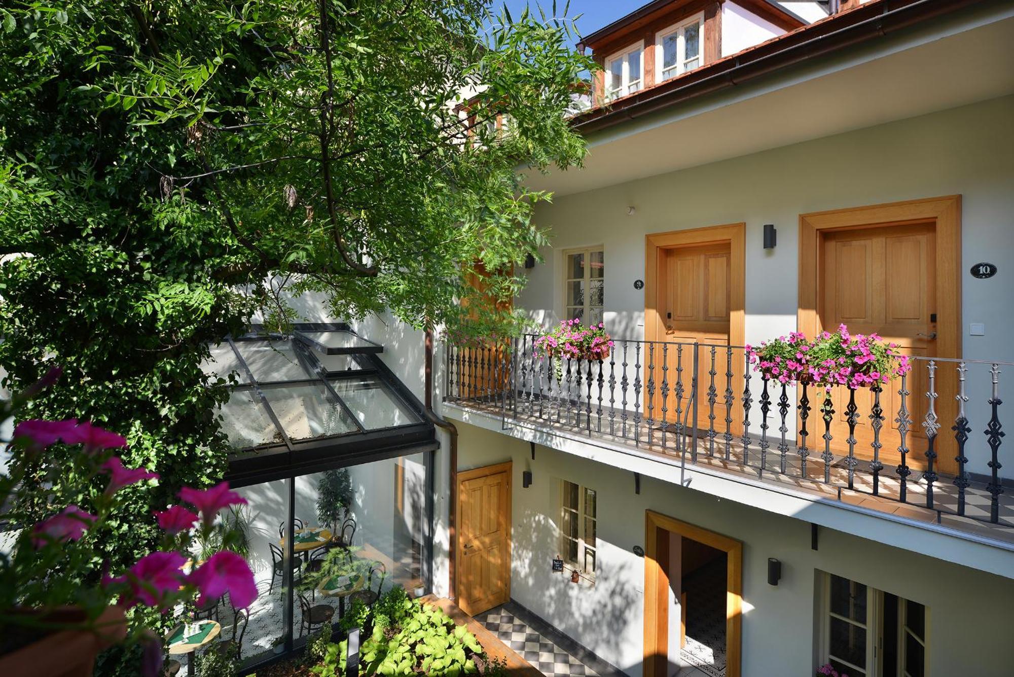 Hotel U Bílé Lilie Praga Exterior foto