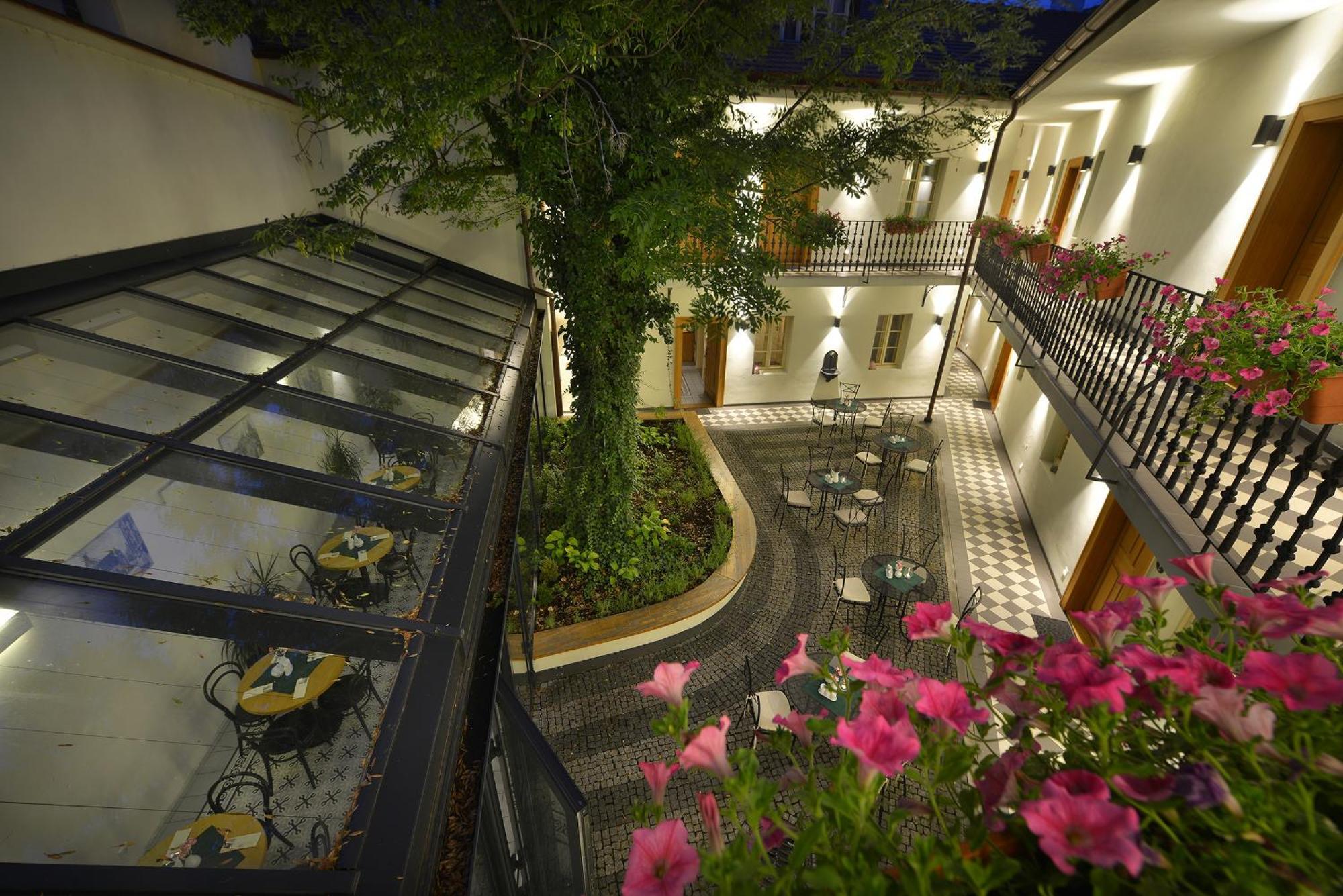 Hotel U Bílé Lilie Praga Exterior foto