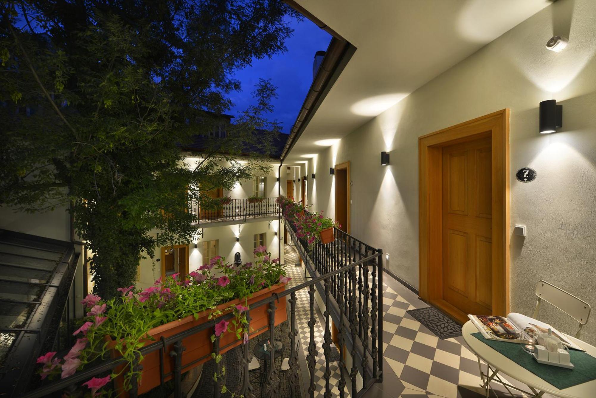 Hotel U Bílé Lilie Praga Exterior foto