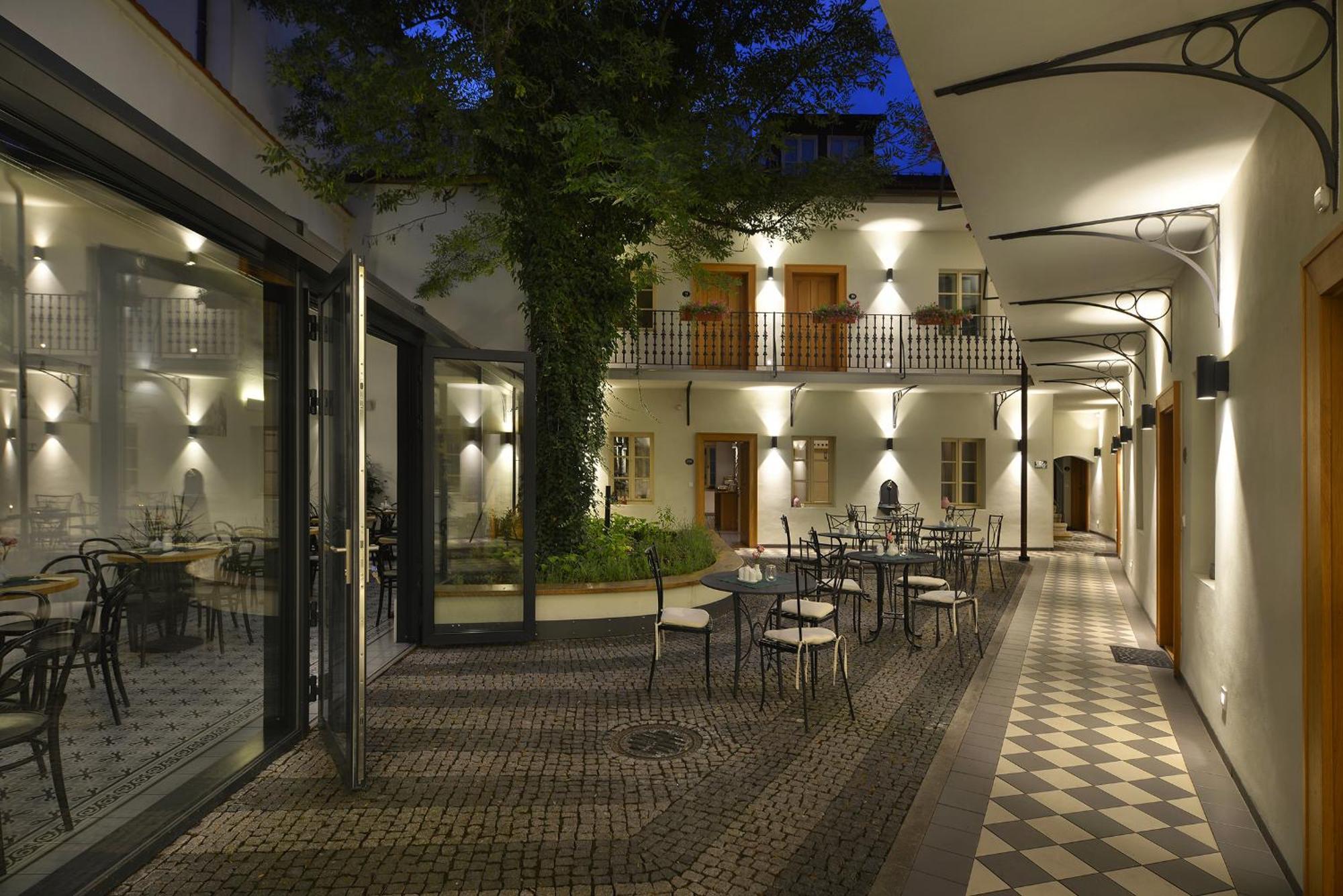 Hotel U Bílé Lilie Praga Exterior foto