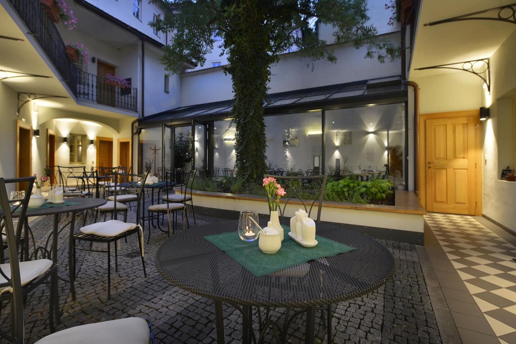 Hotel U Bílé Lilie Praga Exterior foto