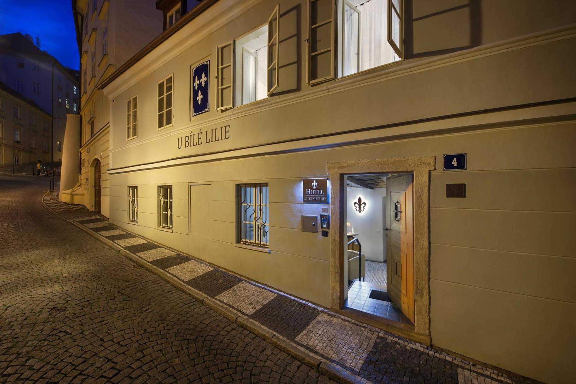 Hotel U Bílé Lilie Praga Exterior foto